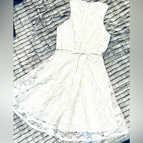 Beautiful White Lace Occassion Dress Girls Size 8 - Picture 2 of 3